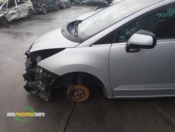 Scherm links-voor van een Peugeot 5008 (EZRC) beschikbaar voor biedingen