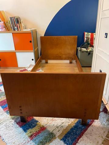 Twee identieke vintage eenpersoonsbedden  beschikbaar voor biedingen