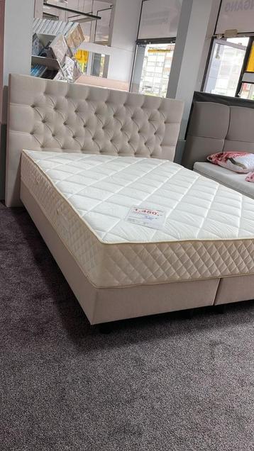 Boxspring met matras toonzaalmodel  Nieuw 