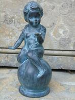 Standbeeld van een cherubijn op een gepatineerde bronzen bal, Ophalen, Nieuw