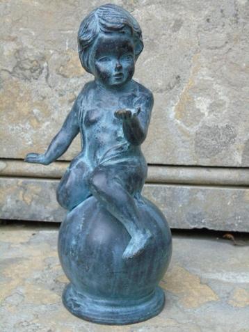 Standbeeld van een cherubijn op een gepatineerde bronzen bal, Tuin en Terras, Ophalen, Nieuw