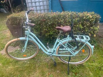 Meisjes fiets met mandje beschikbaar voor biedingen