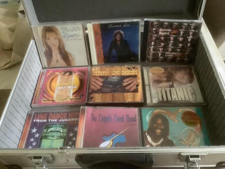 opbergkoffer metaal met  9 country-dvd's, Doe-het-zelf en Bouw, Gereedschapskisten, Gebruikt, Ophalen of Verzenden