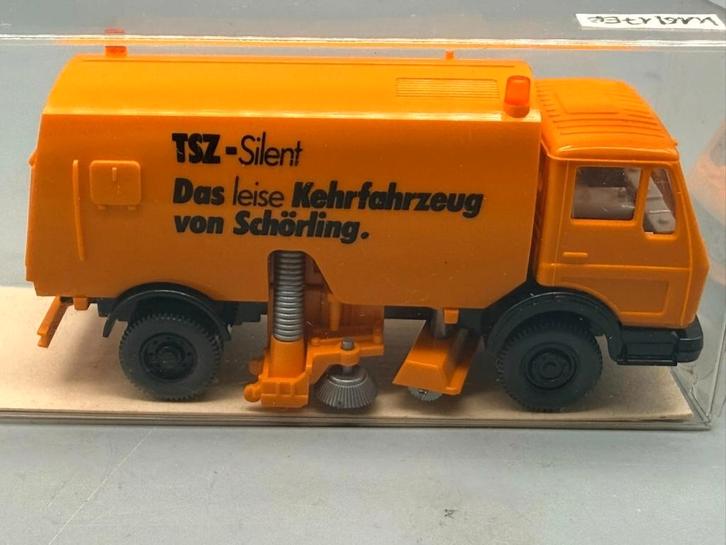 1:87 Wiking 22642 Mercedes NG straatkeerder TSZ Schörling, Hobby en Vrije tijd, Modelauto's | 1:87, Zo goed als nieuw, Bus of Vrachtwagen