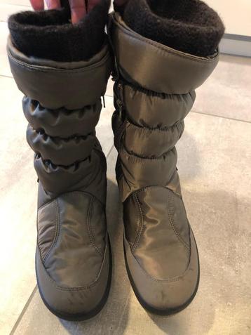 Sneeuwlaarzen beschikbaar voor biedingen