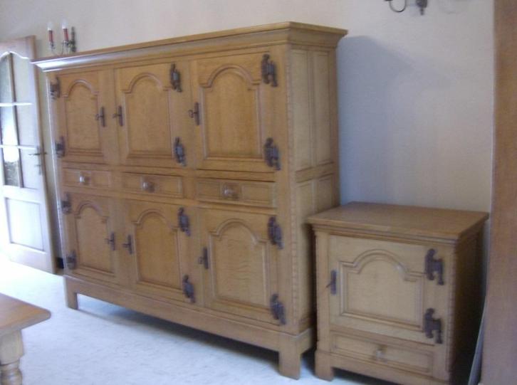 Hoge dressoir + TV kast  -  massieve  eik  - gezandstraald, Huis en Inrichting, Kasten | Dressoirs, Ophalen