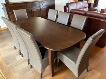 Eiken tafel met 8 lederen stoelen beschikbaar voor biedingen