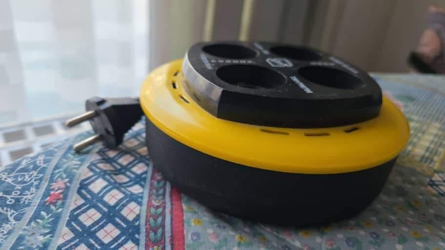 Multiprise enroulable avec 4 prises – compacte et pratique, Bricolage & Construction, Électricité & Câbles, Utilisé, Enlèvement