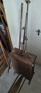 Antieke ponsmachine uit textielindustrie 1890., Ophalen