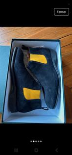 Chelsea Bowen 8 1/2 en daim bleu marine, Ophalen of Verzenden, Gedragen, Blauw