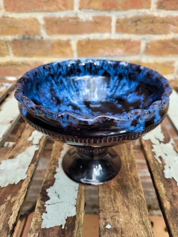 keramieken schaal op voet beschikbaar voor biedingen