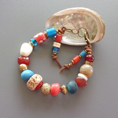 Lederen damesarmband met Afrikaanse ruilkralen en agaat, Handtassen en Accessoires, Armbanden, Nieuw, Leer, Rood, Met bedels of kralen