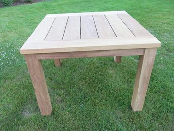 te koop vierkante teak tafel  beschikbaar voor biedingen