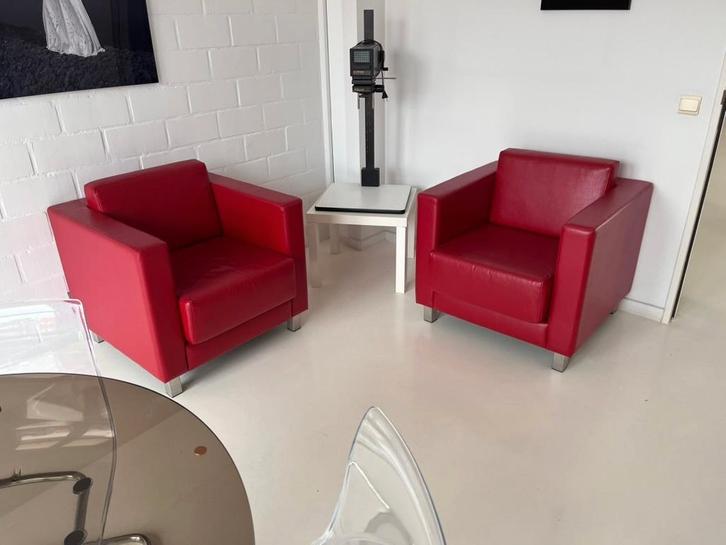 Moderne rode fauteuils – 3 stuks beschikbaar, Huis en Inrichting, Fauteuils, Zo goed als nieuw, Kunststof, Metaal, 50 tot 75 cm