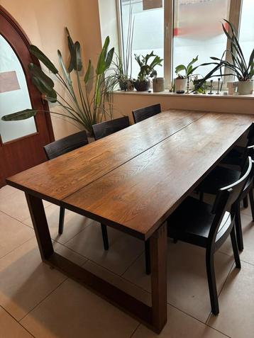 Ruime eettafel 6 personen. Te demonteren beschikbaar voor biedingen