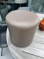 Lederen poef - taupe, Huis en Inrichting, Zetels | Voetbanken en poefs, Ophalen, Past overal bij, Minder dan 50 cm, Rond