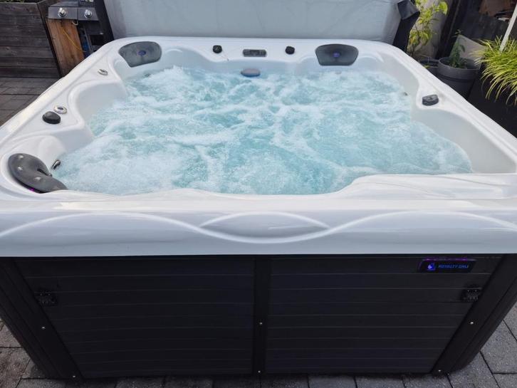 Royalty spa jacuzzi Ohio zo goed als nieuw, Tuin en Terras, Bubbelbaden en Hottubs, Zo goed als nieuw, Vast, Afdekzeil, Filter