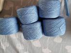 Ruim 330 gram heel fijne blauw meebreigaren ( breiwol ), Laine ou Fils, Tricot, Enlèvement ou Envoi, Neuf