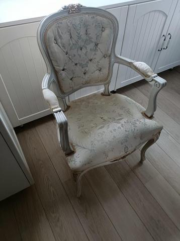 Antieke stoelen beschikbaar voor biedingen
