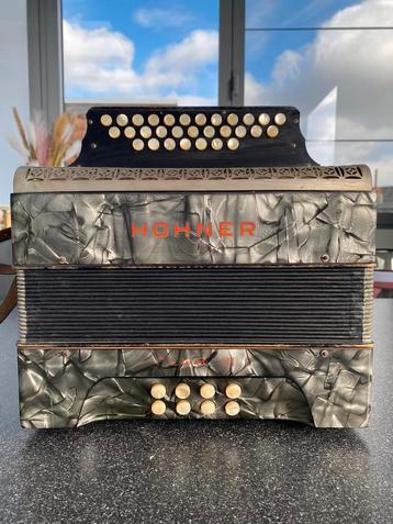 Hohner club III vintage disponible aux enchères