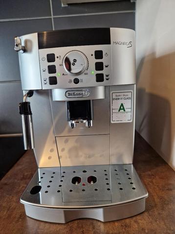 Machine expresso Delonghi Magnifica S argentée, Machine à espresso, Réservoir d'eau amovible, Café en grains, Utilisé
