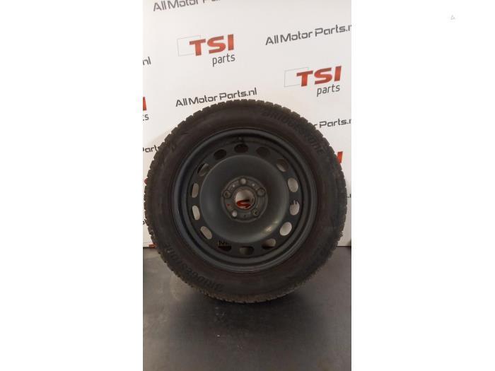 Velgen set + winterbanden van een Volkswagen Golf, Auto-onderdelen, Banden en Velgen, Personenwagen, Gebruikt, 3 maanden garantie