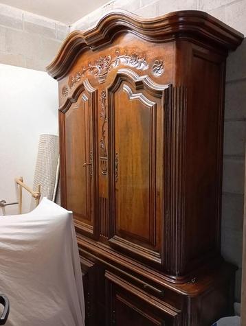 Klassiek tweedelig buffetkast / halkast in notenhout beschikbaar voor biedingen