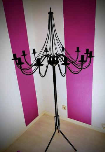 Grand chandelier 12 bougies 185x90cm disponible aux enchères