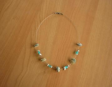 Ketting met turquoise en witte stenen en ringen beschikbaar voor biedingen