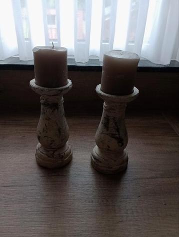 2 kaarsenstaanders met kaarsen beschikbaar voor biedingen