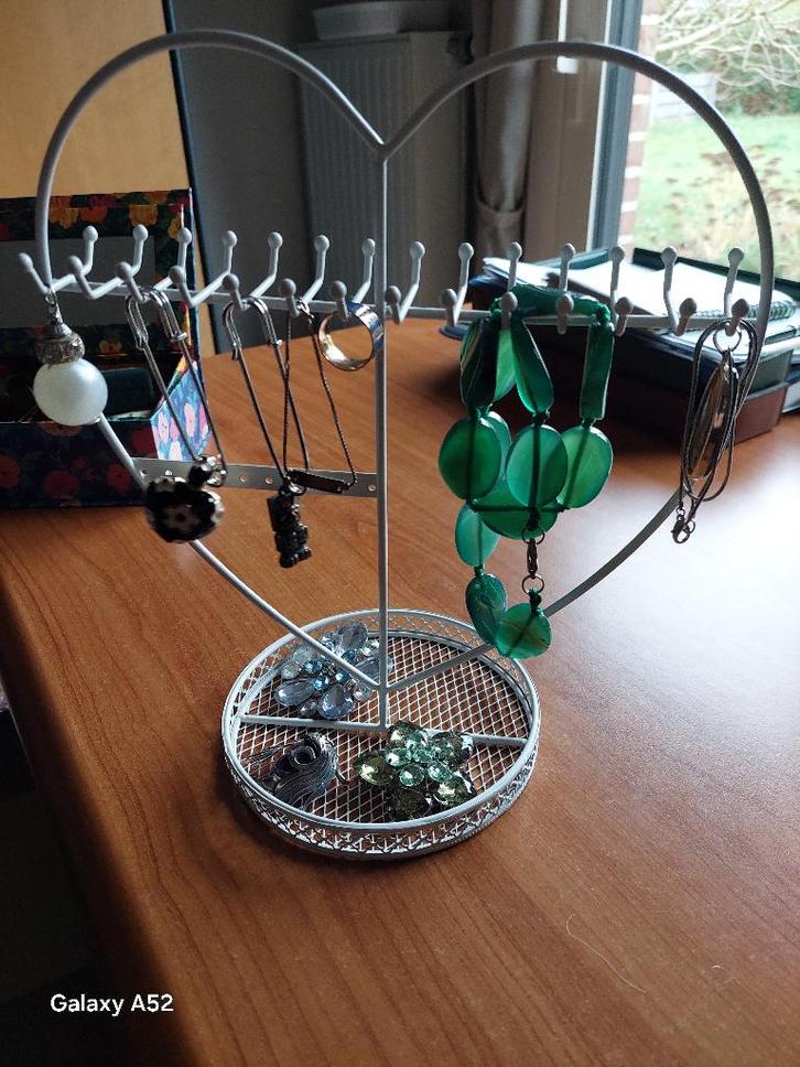 présentoir à bijoux en métal blanc mat en forme de cœur, Bijoux, Sacs & Beauté, Accessoires Autre, Comme neuf, Enlèvement ou Envoi