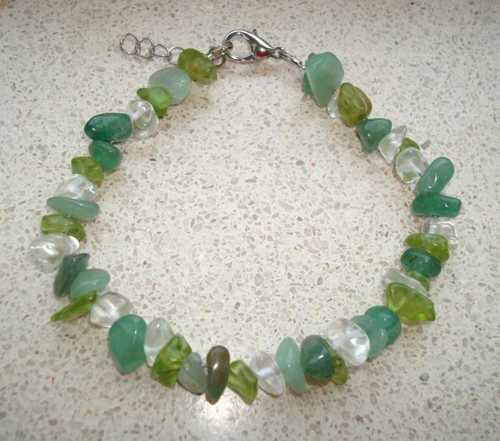 Armband van edelsteensplit in groentinten, Handtassen en Accessoires, Armbanden, Nieuw, Staal, Groen, Met bedels of kralen, Met edelsteen