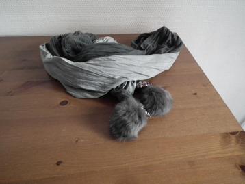 Grijze sjaal voor dames (lengte 170 cm) beschikbaar voor biedingen