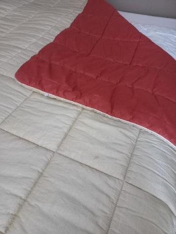 Beddensprei + 2 nachtkastjes beschikbaar voor biedingen