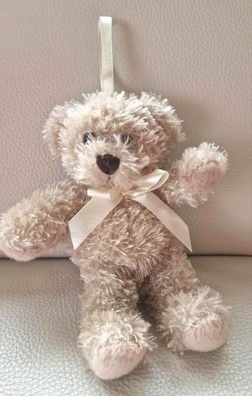 Klein knuffeltje beschikbaar voor biedingen