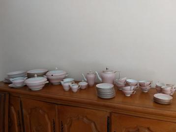 Porselein servies beschikbaar voor biedingen