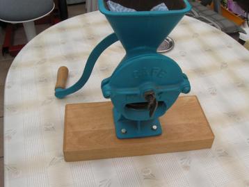 Antieke koffie molen  beschikbaar voor biedingen