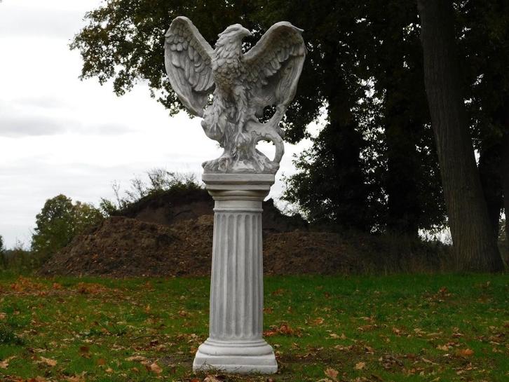 Beeld Adelaar op Sokkel - 127 cm - Steen, Tuin en Terras, Tuinbeelden, Dierenbeeld, Steen, Ophalen of Verzenden