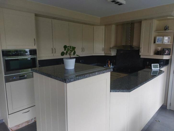 Landelijke moderne keuken met toestellen, Maison & Meubles, Cuisine | Cuisines complètes, Utilisé, Cuisine en U, Crème, Granit ou Pierre