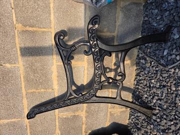 Pieds banc de jardin en fonte beschikbaar voor biedingen