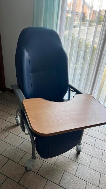 Vermeiren geriatrische zetel met 4 wielen en voorzettafel beschikbaar voor biedingen