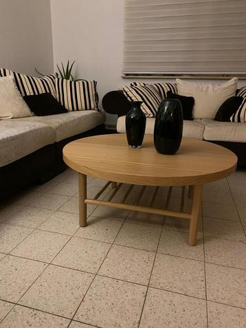 Salon tafel beschikbaar voor biedingen