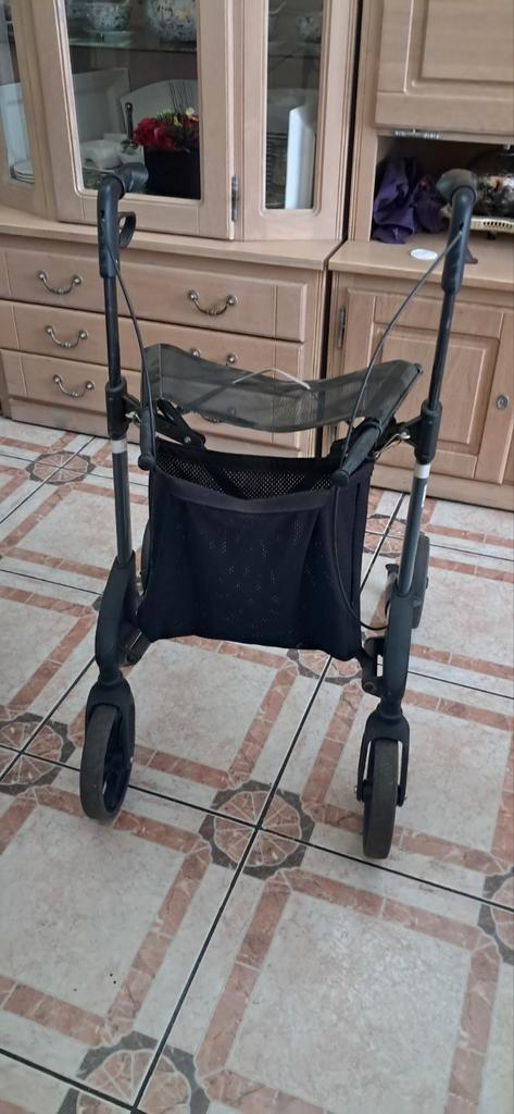 Déambulateur/Rollateur TOPRA TROJA en bon état général, Divers, Déambulateurs, Comme neuf, Pliable, Enlèvement ou Envoi