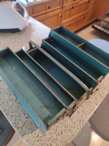 Vintage metalen gereedschapskist beschikbaar voor biedingen