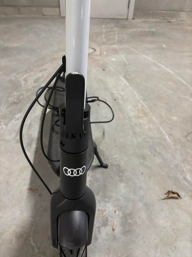 Segway Ninebot Max G30D - limited edition Audi, Fietsen en Brommers, Steps, Ophalen, Zo goed als nieuw, Elektrische step (E-scooter)