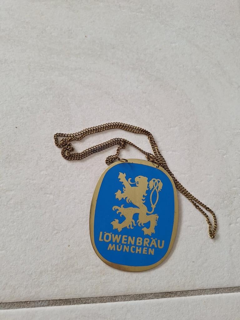 Metalen reclamebordje Lowenbrau met ketting, Ophalen