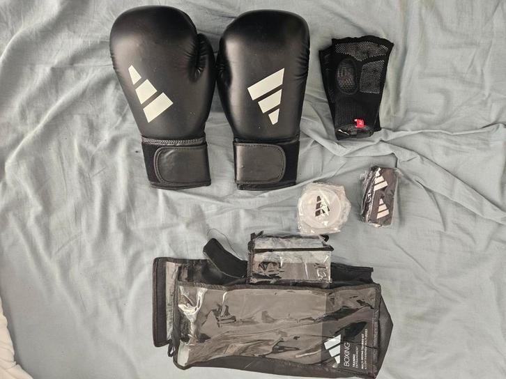 Kit Boxe - Gants, bandelettes, protège-dents Adidas 12oz, Sports & Fitness, Boxe, Comme neuf, Gants de boxe, Gants de boxe, Enlèvement ou Envoi