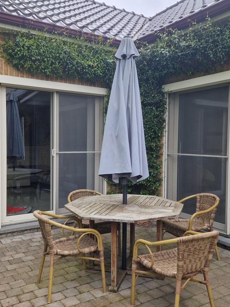 Teak tafel met bijpassende parasol. ( exclusief stoelen), Ophalen