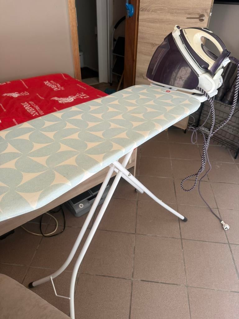 Strijkplank nieuwe en ijzer, Elektronische apparatuur, Ophalen, Zo goed als nieuw