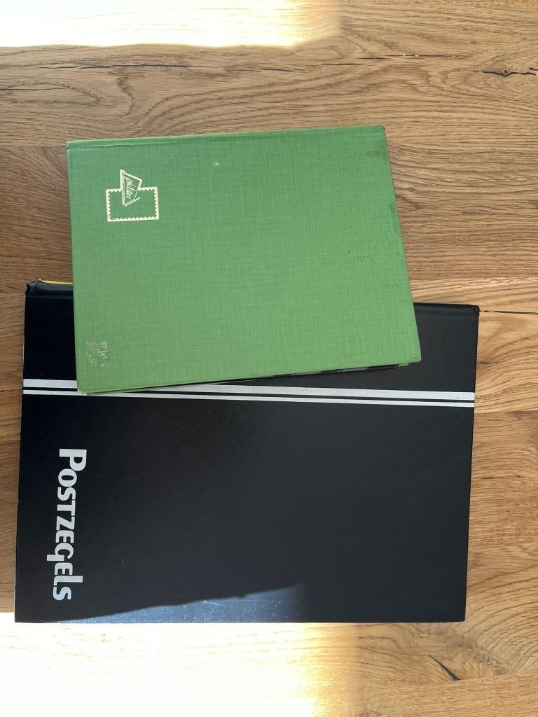 2 albums Zwitserland en wereld, Timbres & Monnaies, Timbres | Albums complets & Collections, Enlèvement ou Envoi